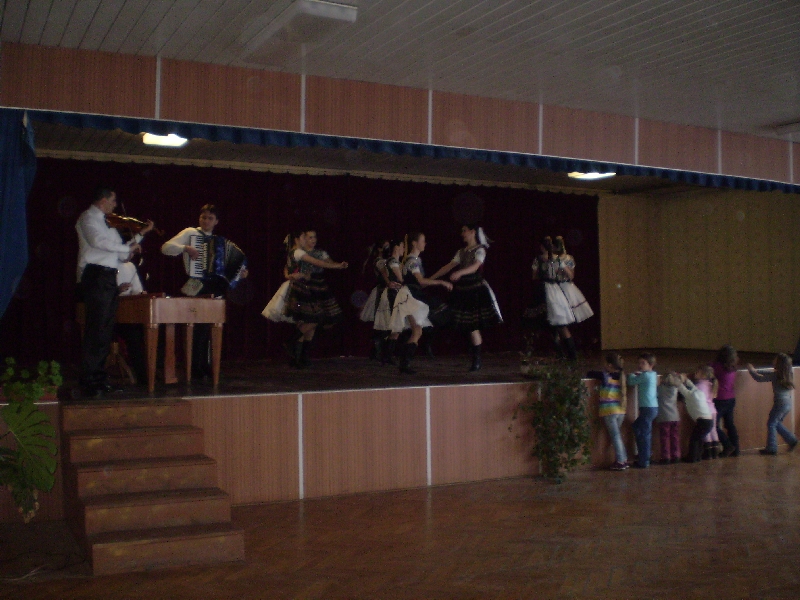 Fotogaléria Vystúpenie FS Tekovan v Dulovciach - Fašiangy 2011 (15) Vystúpenie FS Tekovan v Dulovciach - Fašiangy 2011