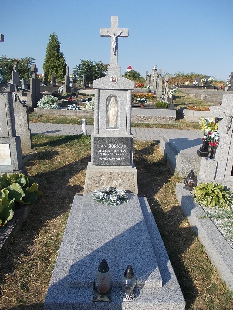 Obnovený pomník Jána Horniaka (foto: archív autora) Obnovený pomník Jána Horniaka (foto: archív autora)