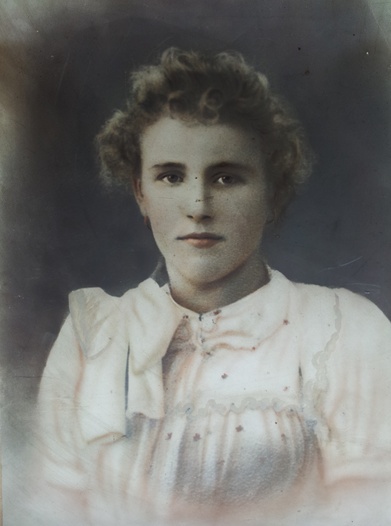 Nešťastná žnica 18 ročná Jolanka Tencerová na fotografii, ktorá sa zachovala až do dnešných dní Nešťastná žnica 18 ročná Jolanka Tencerová na fotografii, ktorá sa zachovala až do dnešných dní