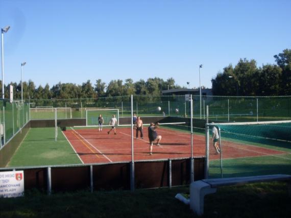 Športový komplex futbalového štadióna, vpredu s multifunkčným ihriskom (Foto: autor článku) Športový komplex futbalového štadióna, vpredu s multifunkčným ihriskom (Foto: autor článku)
