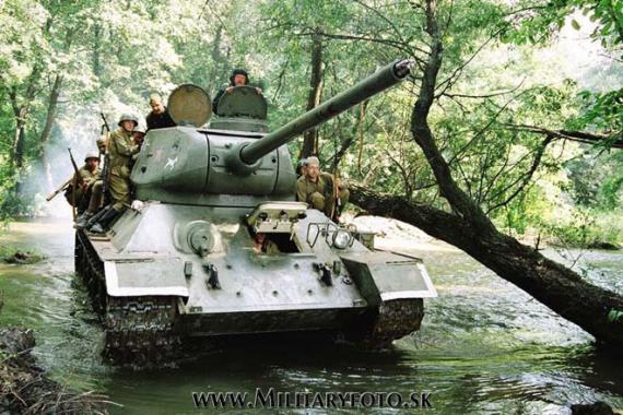Ilustračné foto (simulovaný útok bojov na Hrone) (zdroj: www.militaryfoto.sk) Ilustračné foto (simulovaný útok bojov na Hrone) (zdroj: www.militaryfoto.sk)