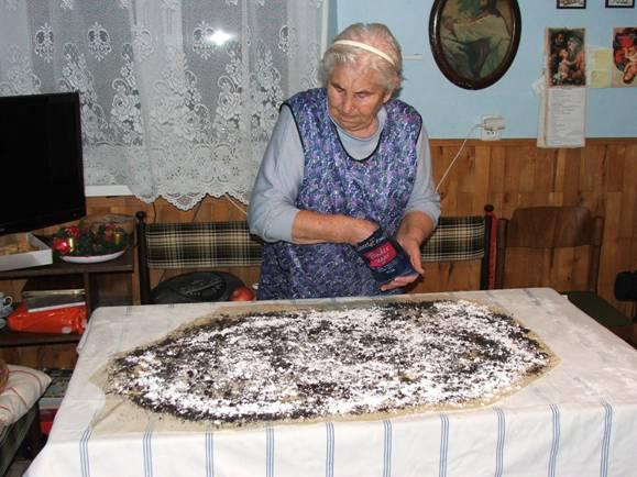 pani Terézia Hajková (82 ročná) pri výrobe makovej štrúdle foto: Renata Holečková pani Terézia Hajková (82 ročná) pri výrobe makovej štrúdle foto: Renata Holečková