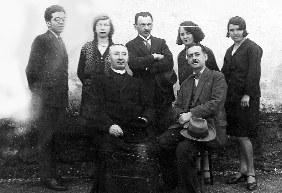 Učiteľský zbor Rím. kat. ľud. školy v St. Tekove v r. 1931. Sediaci dekan Ravas a správca školy Vojtech Petráš. Stojaci učitelia František Pataky, Gabriela Staneková (neskoršie vydatá Patakyová ) Štefan Behula a dve učiteľky. Učiteľský zbor Rím. kat. ľud. školy v St. Tekove v r. 1931. Sediaci dekan Ravas a správca školy Vojtech Petráš. Stojaci učitelia František Pataky, Gabriela Staneková (neskoršie vydatá Patakyová ) Štefan Behula a dve učiteľky.