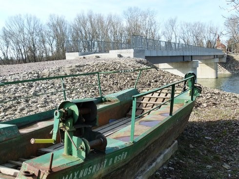 Nový most, v popredí pôvodná loď prievozu Nový most, v popredí pôvodná loď prievozu