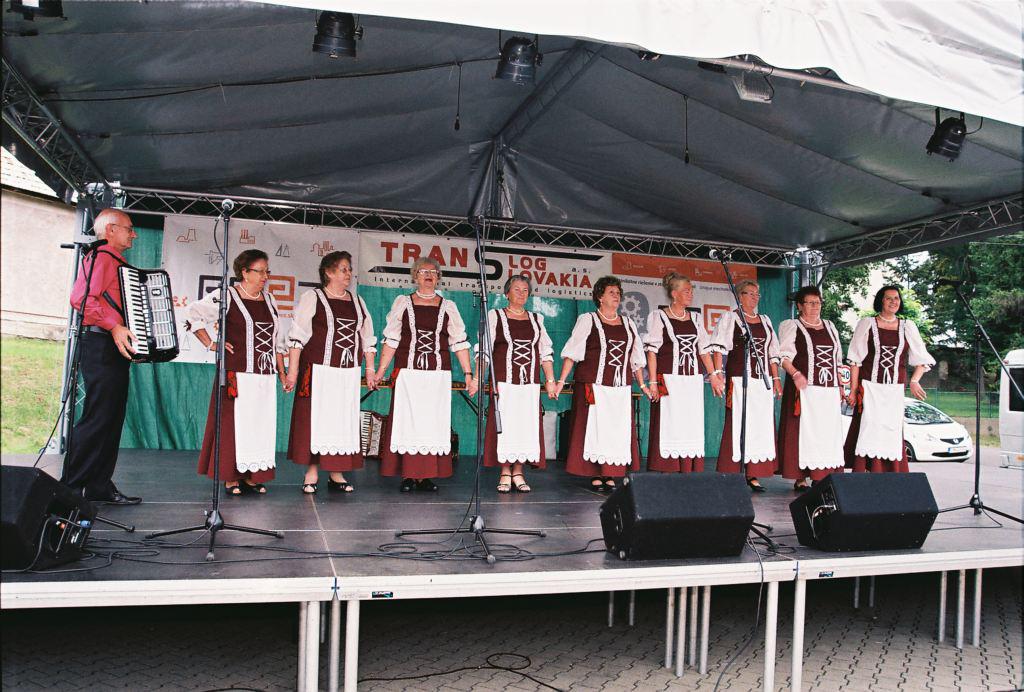 Fotogaléria 25. TEKOVSKÉ FOLKLÓRNE SLÁVNOSTI TEKOV TANCUJE A SPIEVA očami Vojtecha Hučka st. (64) 25. TEKOVSKÉ FOLKLÓRNE SLÁVNOSTI TEKOV TANCUJE A SPIEVA očami Vojtecha Hučka st.