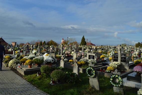 Cintorín pred dňom dušičiek Cintorín pred dňom dušičiek