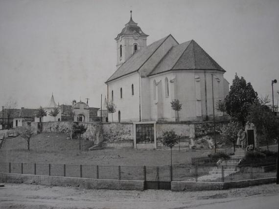 Pôvodná jaskynka (krátko po jej výstavbe) Pôvodná jaskynka (krátko po jej výstavbe)