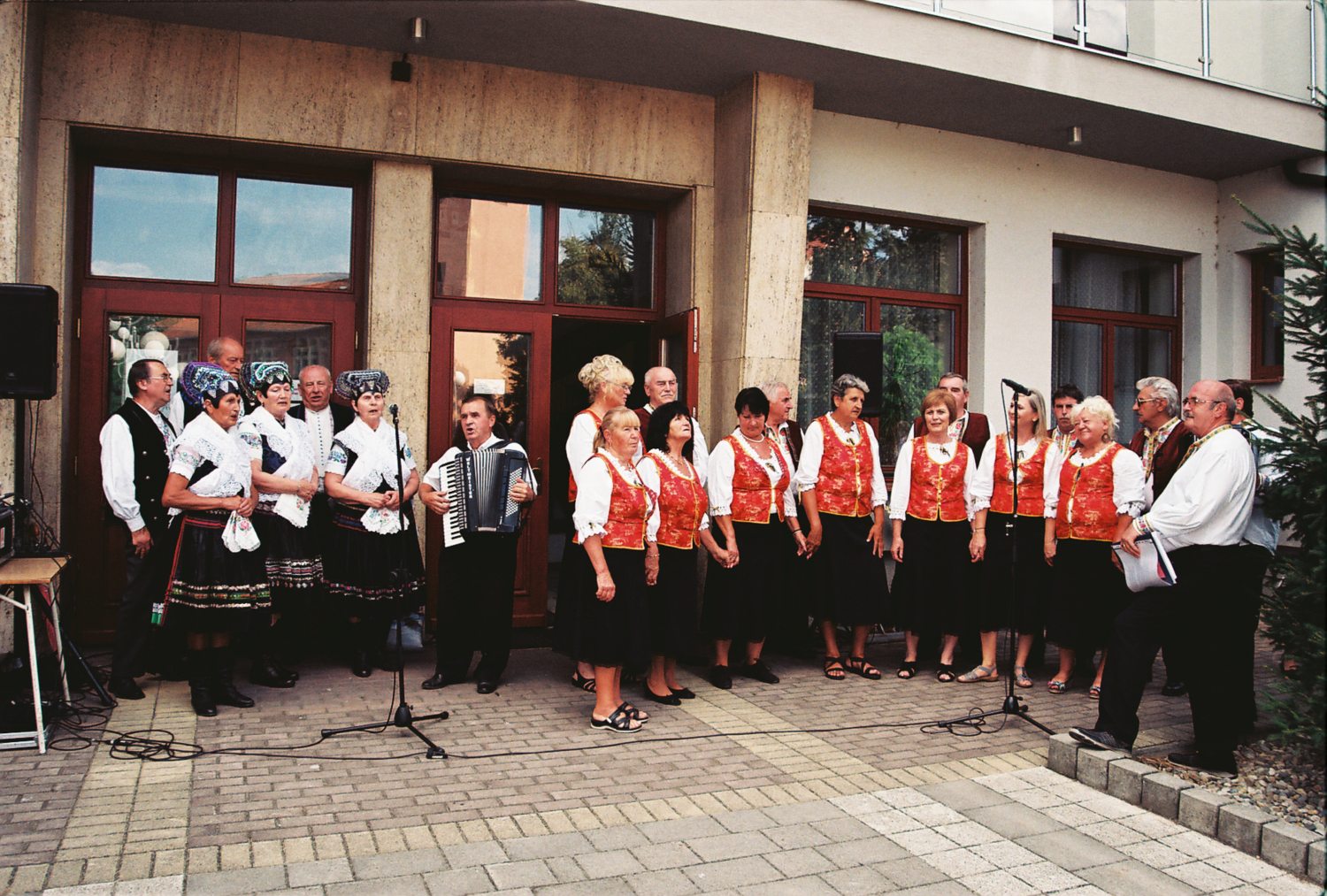 Fotogaléria 27. TFS TEKOV TANCUJE A SPIEVA fotoaparátom Vojtecha Hučka st. (66) 27. TFS TEKOV TANCUJE A SPIEVA fotoaparátom Vojtecha Hučka st.
