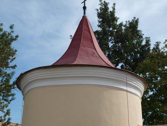 Rotunda (od cesty) s podstrešnou rímsou Rotunda (od cesty) s podstrešnou rímsou