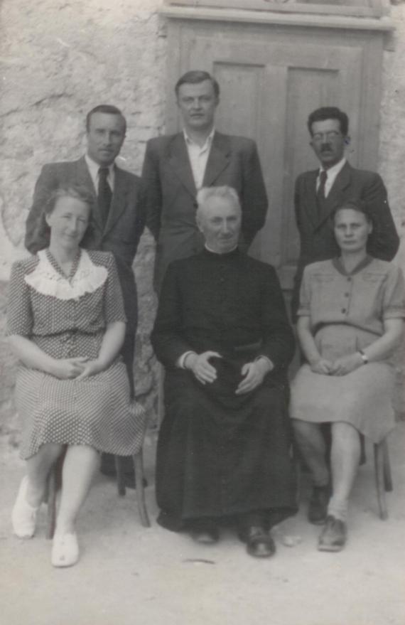 St. Lošonský stojací uprostred s kolegami učiteľmi a s p. dekanom Št. Ravaszom St. Lošonský stojací uprostred s kolegami učiteľmi a s p. dekanom Št. Ravaszom