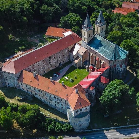 Pohľad na kláštorný komplex v Hronskom Beňadiku, Ilustračný obrázok (zdroj: internet) Pohľad na kláštorný komplex v Hronskom Beňadiku, Ilustračný obrázok (zdroj: internet)